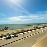 Demetra Seafront - Parking & Pool شقة كاستيل فولتورنو