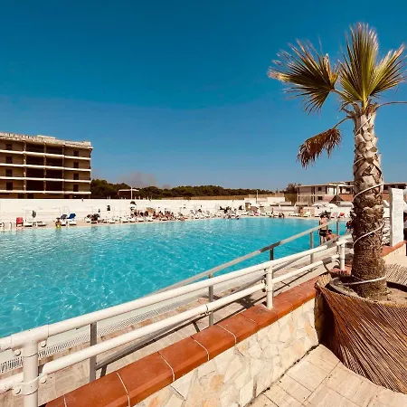 Demetra Seafront - Parking & Pool Apartamento Castel Volturno