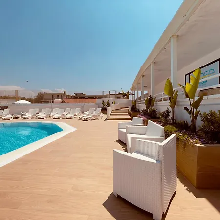 Demetra Seafront - Parking & Pool Apartamento *